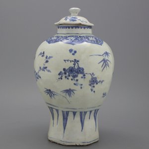 A transitional Chinese porcelain Hatcher cargo vase with flowers, 17th C. — 照片 1
