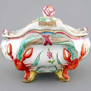 A tureen and cover in French faience, in the style of Robert, Marseille, ca. 1860 — photo 2