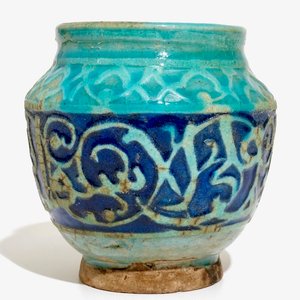 A turquoise and blue glazed calligraphy vase, Kashan, Iran, 12/13th C. — 照片 1