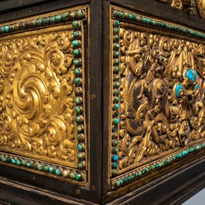 A turquoise-inlaid gilt bronze and copper repoussé 'tepchog' folding altar table, Tibet, 19th C. — 照片 11