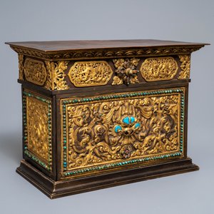 A turquoise-inlaid gilt bronze and copper repoussé 'tepchog' folding altar table, Tibet, 19th C. — 照片 12