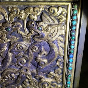 A turquoise-inlaid gilt bronze and copper repoussé 'tepchog' folding altar table, Tibet, 19th C. — 照片 14