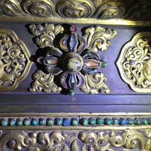 A turquoise-inlaid gilt bronze and copper repoussé 'tepchog' folding altar table, Tibet, 19th C. — 照片 17