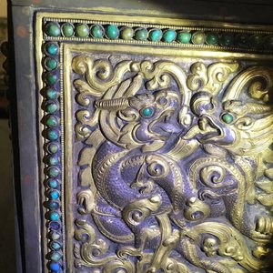 A turquoise-inlaid gilt bronze and copper repoussé 'tepchog' folding altar table, Tibet, 19th C. — 照片 20