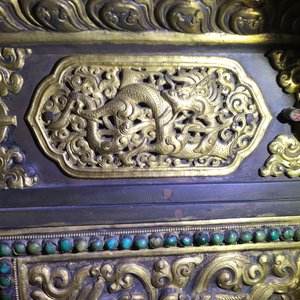 A turquoise-inlaid gilt bronze and copper repoussé 'tepchog' folding altar table, Tibet, 19th C. — 照片 21