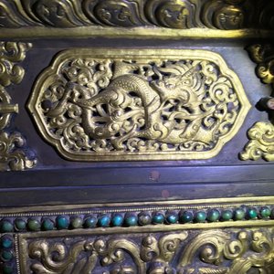 A turquoise-inlaid gilt bronze and copper repoussé 'tepchog' folding altar table, Tibet, 19th C. — 照片 22