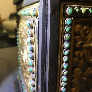 A turquoise-inlaid gilt bronze and copper repoussé 'tepchog' folding altar table, Tibet, 19th C. — 照片 24
