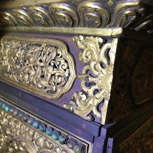 A turquoise-inlaid gilt bronze and copper repoussé 'tepchog' folding altar table, Tibet, 19th C. — 照片 26