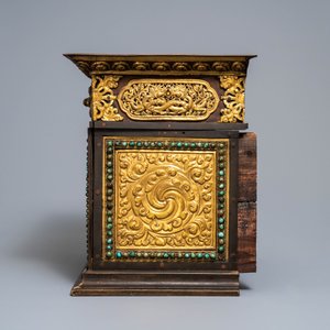 A turquoise-inlaid gilt bronze and copper repoussé 'tepchog' folding altar table, Tibet, 19th C. — 照片 5