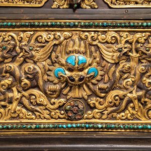 A turquoise-inlaid gilt bronze and copper repoussé 'tepchog' folding altar table, Tibet, 19th C. — 照片 7