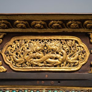 A turquoise-inlaid gilt bronze and copper repoussé 'tepchog' folding altar table, Tibet, 19th C. — 照片 9