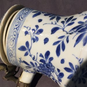 A twisted Chinese blue and white metal-mounted covered jug, Kangxi — 照片 11