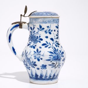 A twisted Chinese blue and white metal-mounted covered jug, Kangxi — 照片 4