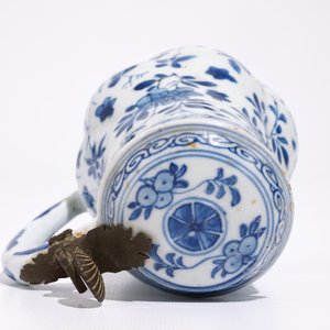 A twisted Chinese blue and white metal-mounted covered jug, Kangxi — 照片 7