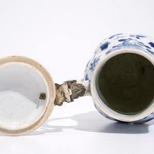 A twisted Chinese blue and white metal-mounted covered jug, Kangxi — 照片 8