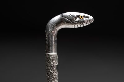 A twisted wooden walking stick with a French silver ‘Serpent’ handle, 800/000, ca. 1900