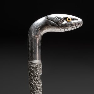 A twisted wooden walking stick with a French silver ‘Serpent’ handle, 800/000, ca. 1900 — photo 1