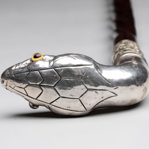 A twisted wooden walking stick with a French silver ‘Serpent’ handle, 800/000, ca. 1900 — photo 4