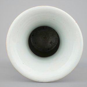 A two-sided Chinese porcelain vase with a garden scene of beauties, ca 1900 — 照片 5