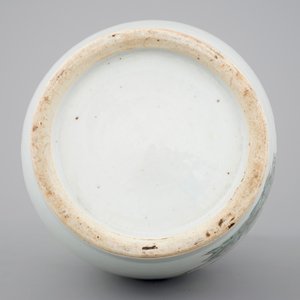 A two-sided Chinese porcelain vase with a garden scene of beauties, ca 1900 — 照片 6