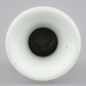 A two-sided Chinese porcelain vase with a garden scene of beauties, ca 1900 — 照片 5