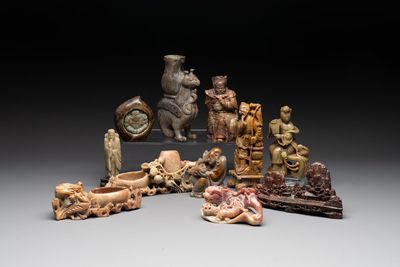 A varied collection of 11 Chinese jade and soapstone carvings, 19/20th C.