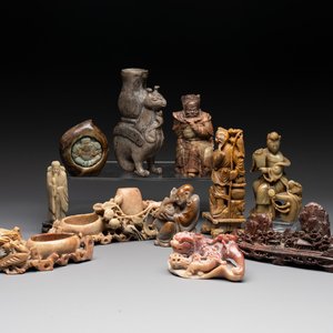 A varied collection of 11 Chinese jade and soapstone carvings, 19/20th C. — foto 1