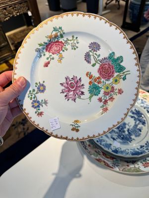 A varied collection of 11 pieces Chinese blue and white and famille rose porcelain, Yongzheng/Qianlong — photo 20