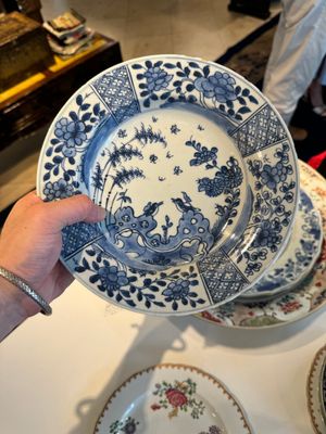 A varied collection of 11 pieces Chinese blue and white and famille rose porcelain, Yongzheng/Qianlong — photo 22
