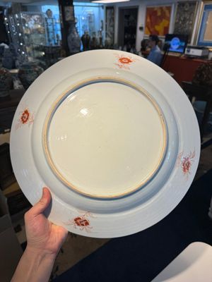 A varied collection of 11 pieces Chinese blue and white and famille rose porcelain, Yongzheng/Qianlong — photo 10