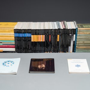 A varied collection of 113 old Chinese arts auction catalogues from Christie's and Sotheby's, 1960's and later — 照片 1