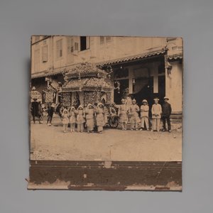 A varied collection of 12 group photos of people of China, Taiwan and Singapore, 20th C. — photo 12