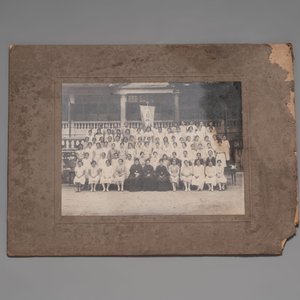 A varied collection of 12 group photos of people of China, Taiwan and Singapore, 20th C. — photo 5