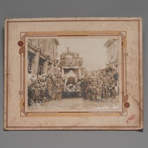 A varied collection of 12 group photos of people of China, Taiwan and Singapore, 20th C. — photo 7