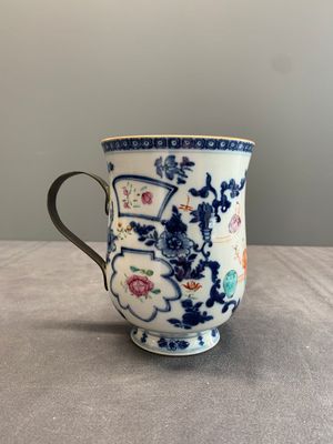 A varied collection of 13 Chinese famille rose, blue and white wares, Transitional period/19th C. — photo 1