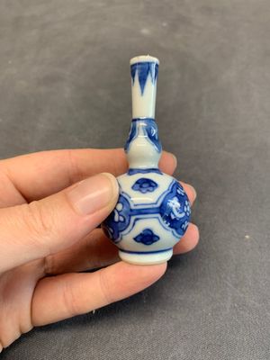 A varied collection of 13 Chinese famille rose, blue and white wares, Transitional period/19th C. — photo 20
