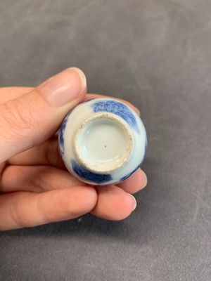 A varied collection of 13 Chinese famille rose, blue and white wares, Transitional period/19th C. — photo 30