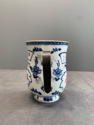 A varied collection of 13 Chinese famille rose, blue and white wares, Transitional period/19th C. — photo 4
