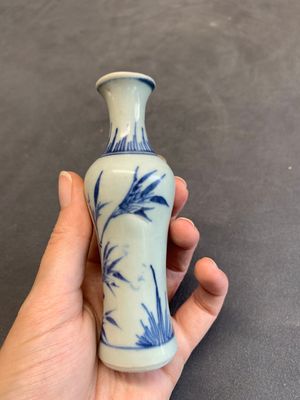 A varied collection of 13 Chinese famille rose, blue and white wares, Transitional period/19th C. — photo 46