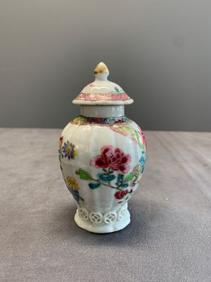 A varied collection of 13 Chinese famille rose, blue and white wares, Transitional period/19th C. — photo 56
