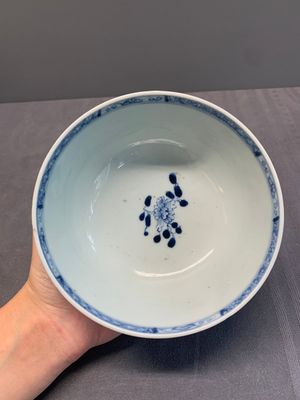 A varied collection of 13 Chinese famille rose, blue and white wares, Transitional period/19th C. — photo 76