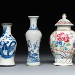 A varied collection of 13 Chinese famille rose, blue and white wares, Transitional period/19th C. — photo 12
