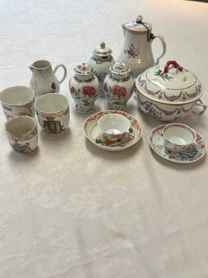 A varied collection of 13 Chinese famille rose wares, Yongzheng/Qianlong — 照片 1