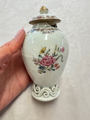 A varied collection of 13 Chinese famille rose wares, Yongzheng/Qianlong — 照片 107