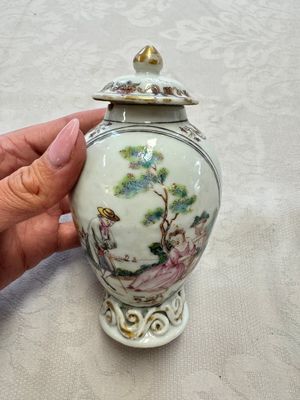 A varied collection of 13 Chinese famille rose wares, Yongzheng/Qianlong — 照片 109