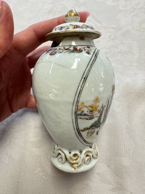 A varied collection of 13 Chinese famille rose wares, Yongzheng/Qianlong — 照片 110