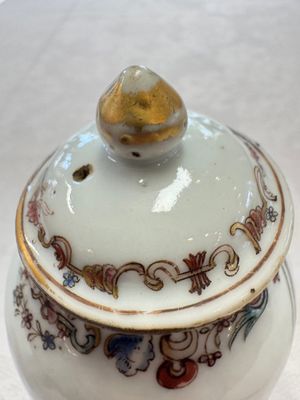 A varied collection of 13 Chinese famille rose wares, Yongzheng/Qianlong — 照片 113