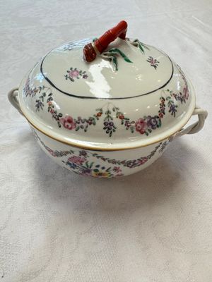 A varied collection of 13 Chinese famille rose wares, Yongzheng/Qianlong — 照片 123