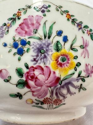 A varied collection of 13 Chinese famille rose wares, Yongzheng/Qianlong — 照片 125