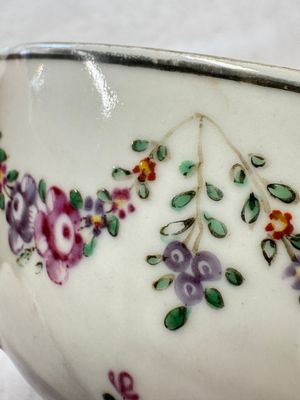 A varied collection of 13 Chinese famille rose wares, Yongzheng/Qianlong — 照片 127